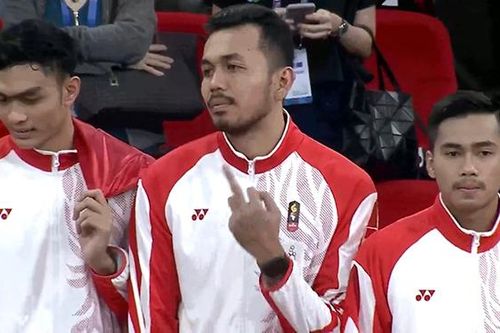 VĐV bóng chuyền Indonesia gây sốc vì hành động ăn mừng phản cảm