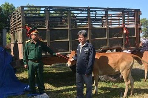 Trao cây, con giống cho 93 hộ nghèo vùng biên Ea Súp