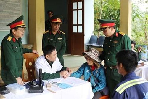 Gần 300 triệu đồng tặng quà đối tượng người có công, hộ nghèo