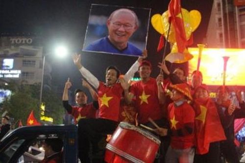 Người dân Cố đô Huế ra đường mừng chức vô địch SEA Games của đội tuyển U22 Việt Nam