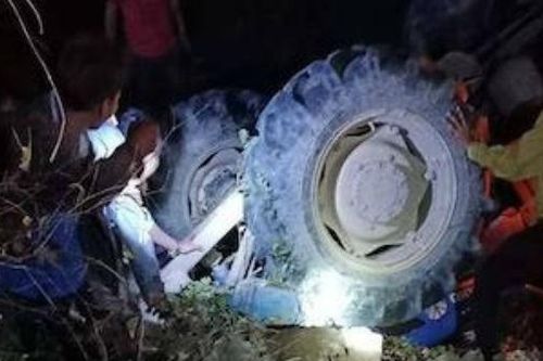 Bé gái bị máy cày đè tử vong khi đi 'bão' mừng U22 Việt Nam vô địch