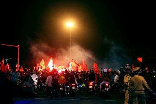 U22 Việt Nam vô địch, CĐV Đà Nẵng ăn mừng xuyên đêm