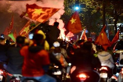 Tạm giữ 7 đối tượng đốt pháo sáng khi đi 'bão'