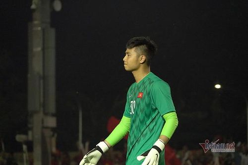 Tuổi thơ kê dép làm cầu môn, quấn lá chuối làm bóng của Văn Toản