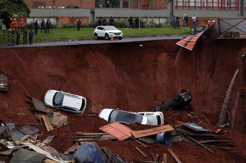 Hố tử thần khổng lồ 'nuốt chửng' nhiều xe ôtô tại Brazil
