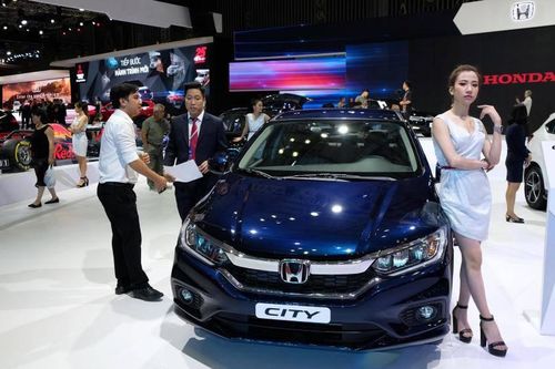 Giảm giá kịch sàn, thị trường ô tô vẫn tăng trưởng đì đẹt