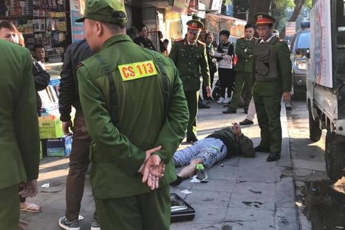 Công an điều tra vụ người đàn ông nghi nổ súng tự chế vào nhóm người đang uống nước bị dân quật ngã phải nhập viện