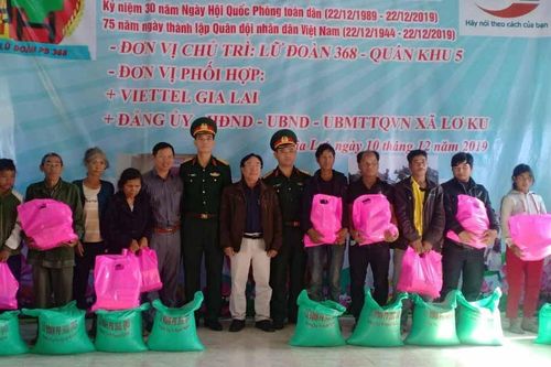 Tặng quà 42 hộ nghèo xã Lơ Ku