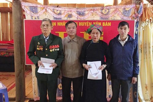 Huyện Văn Bàn trao 2 căn nhà tình nghĩa cho gia đình chính sách