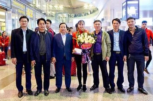 Đón 'cô gái vàng' Nguyễn Thị Phương trở về từ Seagame 30