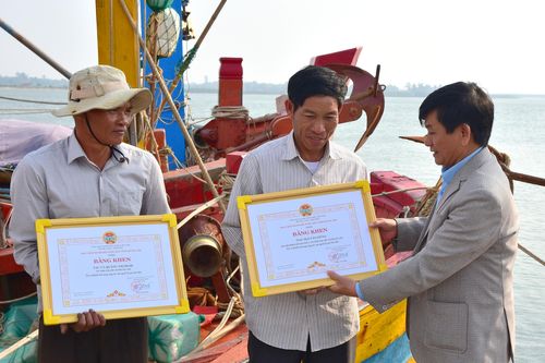 Tuyên dương các tập thể, cá nhân dũng cảm cứu người trên biển