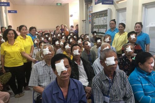 Các đơn vị tặng quà vùng cao, phẫu thuật mắt