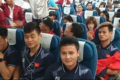 Hai 'đội tuyển vàng' bóng đá chung chuyến bay về Hà Nội