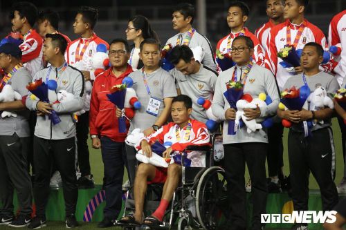 Evan Dimas rơi nước mắt ngồi xe lăn, HLV Park Hang Seo, Văn Hậu đến an ủi