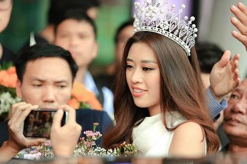 Tân Hoa hậu Hoàn vũ Việt Nam Khánh Vân rạng rỡ khi trở về TP.HCM