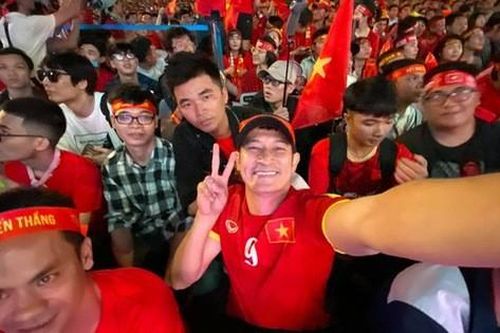 Nghệ sĩ Việt vỡ òa cảm xúc khi U22 Việt Nam viết nên lịch sử tại SEA Games 30