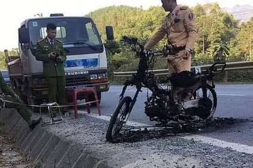 Phú Thọ: Bị kiểm tra giấy tờ, nam thanh niên đốt xe máy trước mặt CSGT