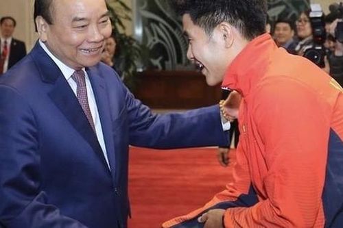 Thủ tướng Nguyễn Xuân Phúc chúc mừng HLV Park Hang-seo, Mai Đức Chung và toàn thể các cầu thủ vàng của bóng đá Việt Nam
