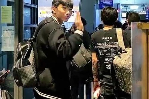 Đoàn Văn Hậu chia tay bạn gái lên đường sang Hà Lan nhận nhiệm vụ mới