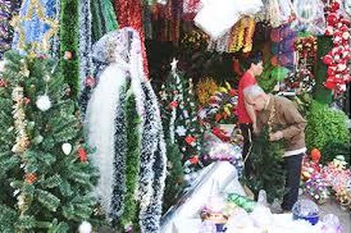 Phong phú các mặt hàng phục vụ giáng sinh