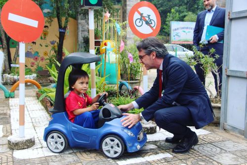 Đại sứ EU cùng các em nhỏ Việt Nam 'chơi mà học' về bình đẳng giới