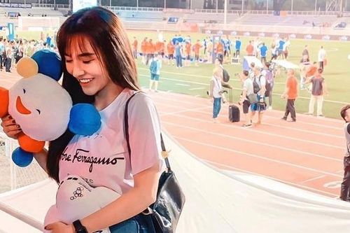 Bạn gái Hoàng Đức được khen xinh đẹp khi ra sân cổ vũ bạn trai