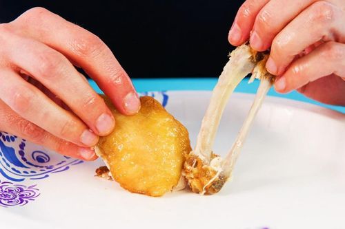 Bí quyết ăn cánh gà, táo không sót miếng nào
