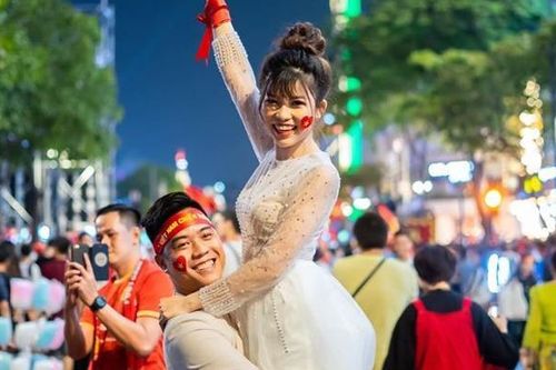 Đi bão mừng vô địch SEA Games, cô dâu chú rể có bộ ảnh cưới đáng nhớ