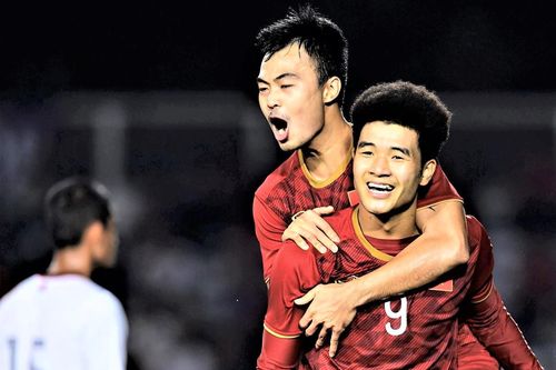 Fan Trung Quốc: 'Nhìn bóng đá Việt Nam mà cay đắng'