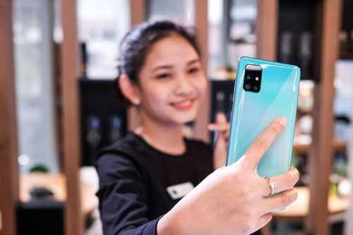 Đánh giá nhanh Galaxy A51 - 4 camera sau, màn hình đục lỗ