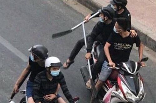 21 thanh niên hỗn chiến bằng kiếm, súng