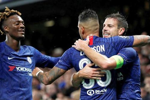 Chelsea vượt qua vòng bảng Champions League: Mừng ít, lo nhiều
