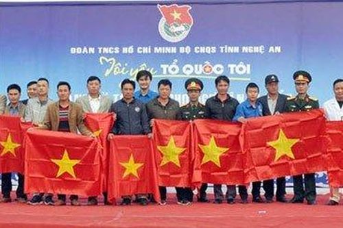 Trao 1.500 lá cờ Tổ quốc cho ngư dân Quỳnh Lưu