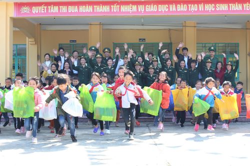 Mang yêu thương lên vùng cao biên giới
