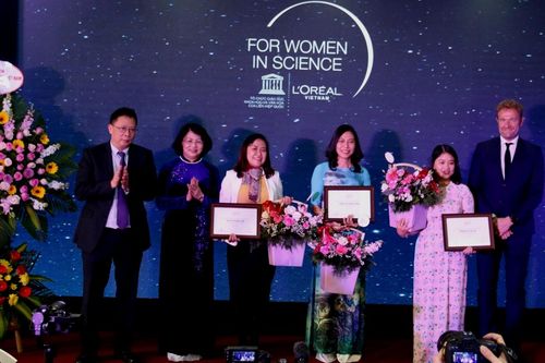 Ba nhà khoa học nhận học bổng 'Vì sự phát triển phụ nữ trong khoa học'
