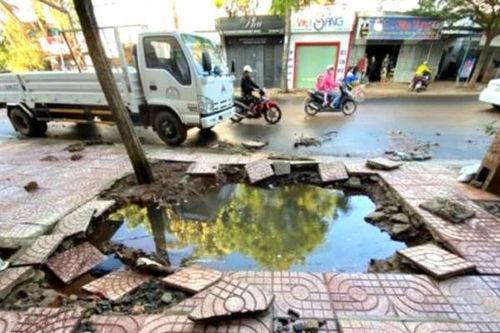 Clip ống dẫn nước sạch nổ tung vỉa hè ở Đắk Lắk
