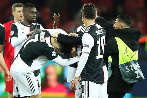 Ronaldo phẫn nộ vì bị fan cuồng lao vào sân tóm cổ