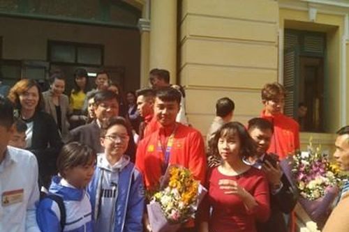 Vừa về đến Hải Phòng, thủ môn Nguyễn Văn Toản được thưởng 'nóng'