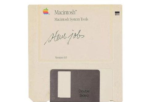 Chiếc đĩa mềm có chữ ký của Steve Jobs được bán với mức giá 'trên trời'