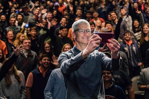 CEO Apple Tim Cook: 'iPhone của Apple không hề tẻ nhạt và cũ kĩ'