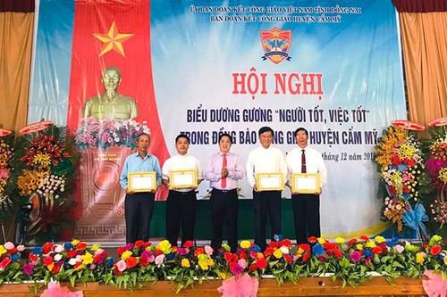 Huyện Cẩm Mỹ biểu dương Người tốt - việc tốt trong đồng bào Công giáo
