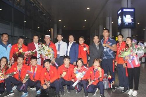 Đón các tuyển thủ Ninh Bình tham dự Sea games 30 giành thắng lợi trở về