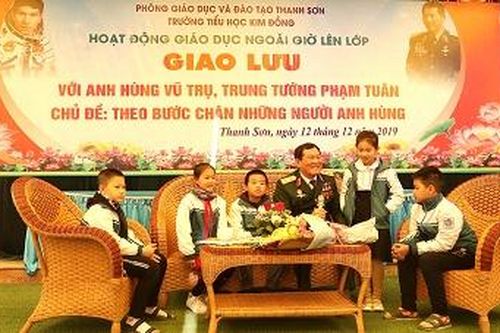 Giao lưu với Anh hùng LLVT, Trung tướng Phạm Tuân