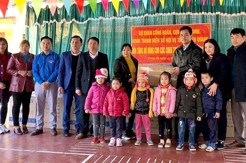 Sở Nội vụ tặng quà tại huyện Chiêm Hóa