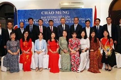 Bộ trưởng Tô Lâm thăm Đại sứ quán Việt Nam tại Qatar