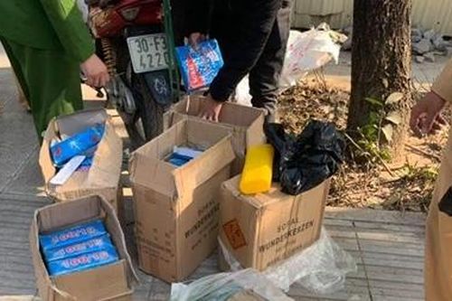 Đang ship 6 thùng pháo cho khách thì bị bắt