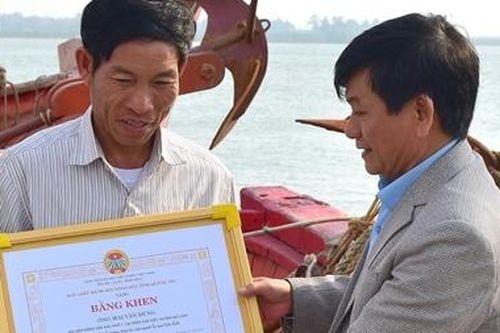 Khen thưởng các 'hiệp sĩ' cứu người trên biển