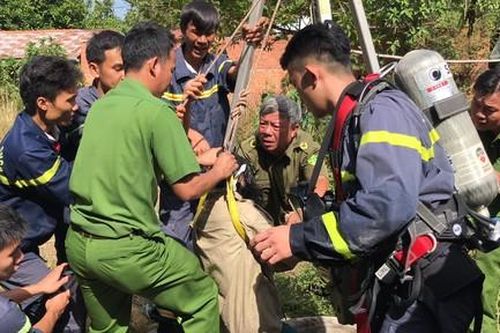 Vớt người chết dưới giếng nước
