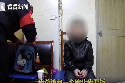 Không chịu làm bài tập về nhà, bé 10 tuổi bị bố phạt quỳ ở ga tàu lúc sáng sớm