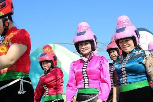 Độc đáo mũ bảo hiểm 'tằng cẩu' dành cho phụ nữ dân tộc Thái